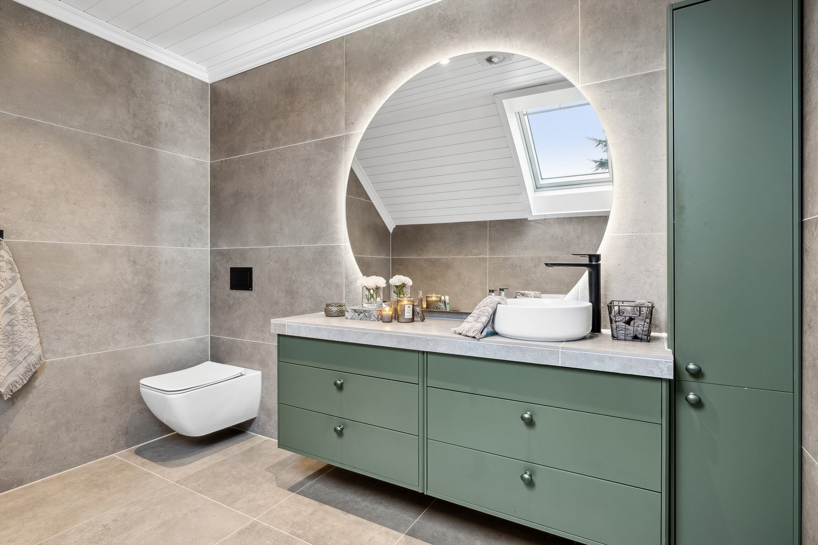 Det er vegghengt wc, samt innredning med bolleservant og speil med belysning Galleribilde