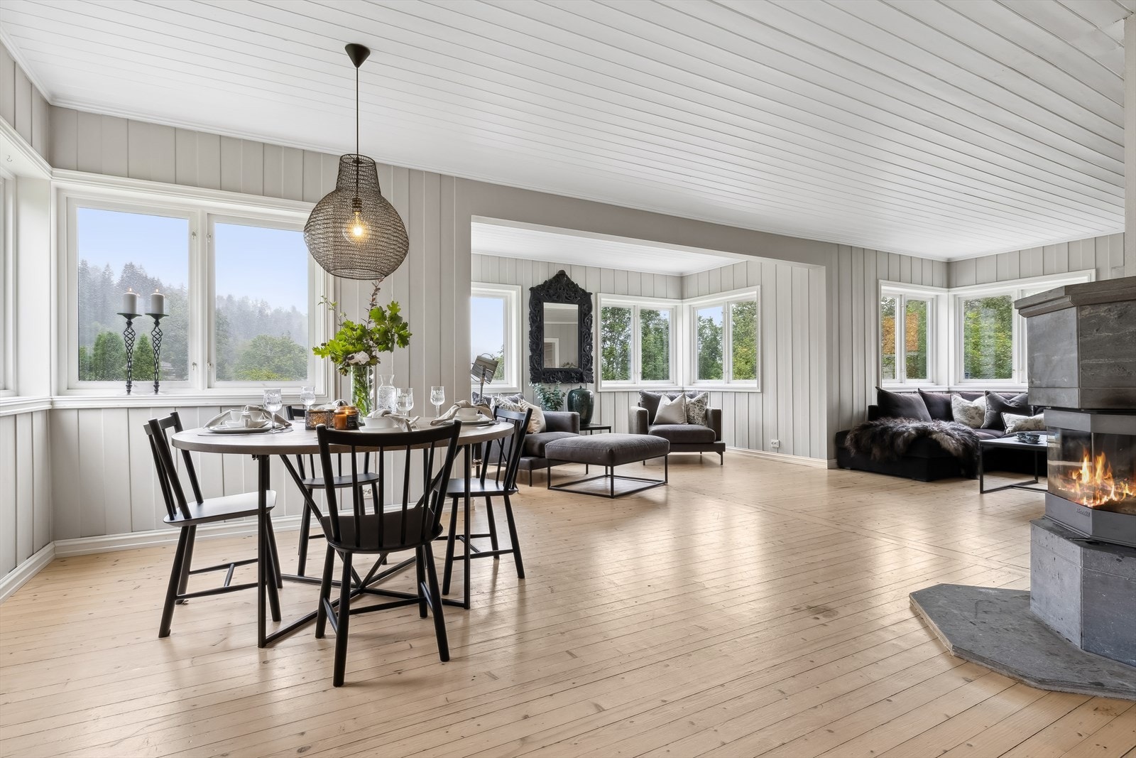 Store vindusflater gir stuen godt med naturlig lysinnslipp og en god atmosfære Galleribilde