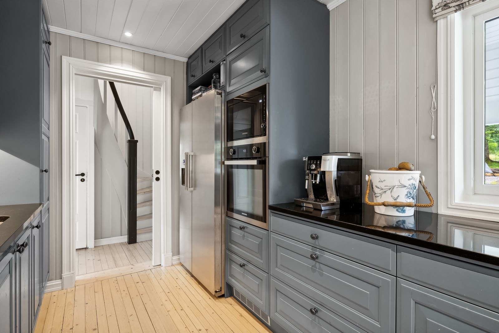 Det er adkomst til kjøkkenet fra entré/gang - praktisk når helgehandelen er foretatt Galleribilde