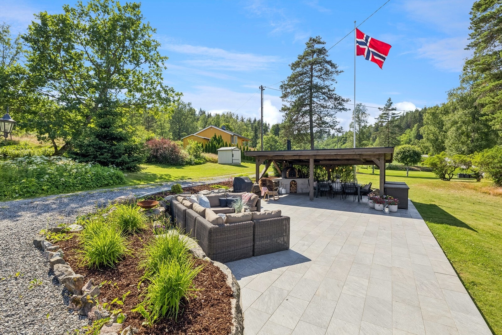 Ved inngangspartiet er det opparbeidet en hyggelig uteplass Galleribilde