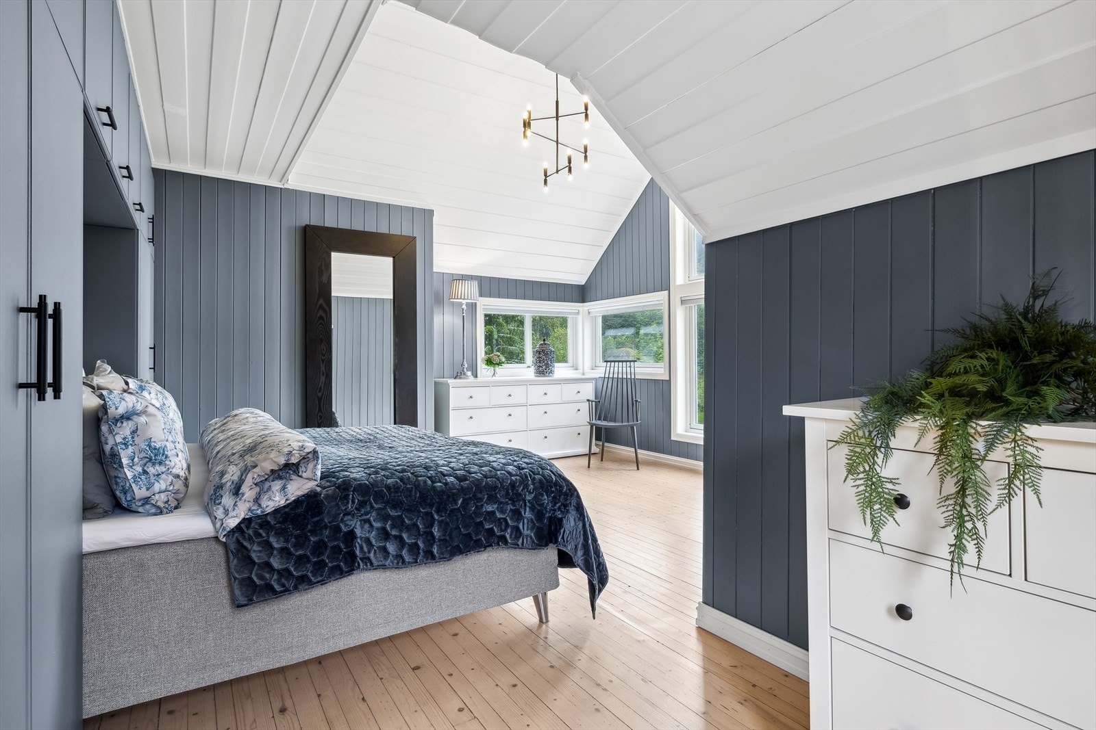 Stort og luftig hovedsoverom Galleribilde