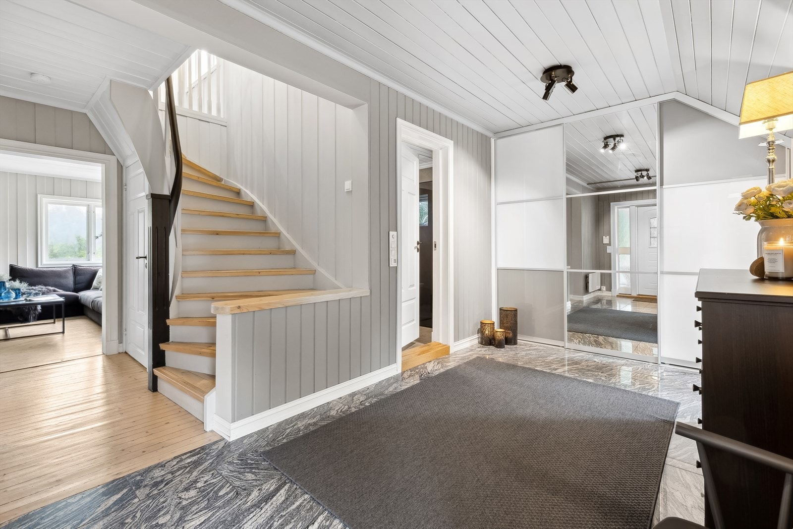 Fra entré/gang er det trapp opp til 2. etg. Galleribilde