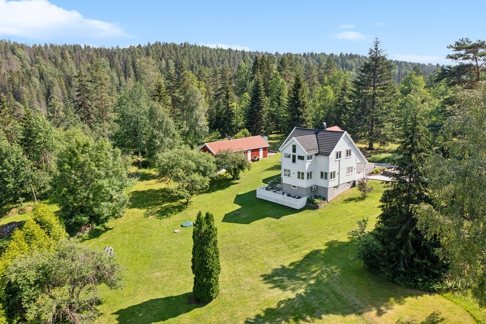 Det er umiddelbar nærhet til skog og mark med flotte tur- og rekreasjonsmuligheter Galleribilde