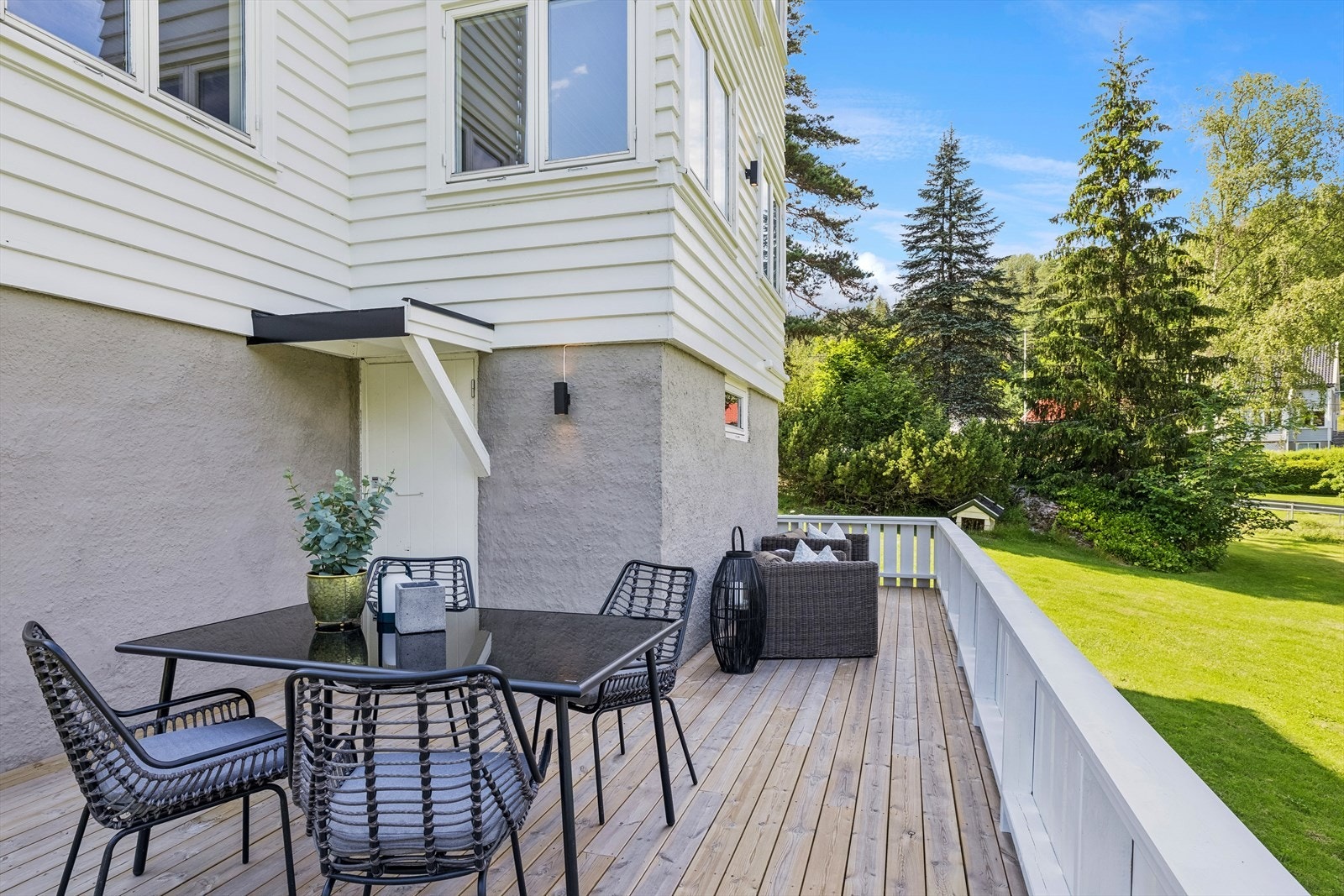 Det er opparbeidet terrasse med adkomst fra kjeller Galleribilde