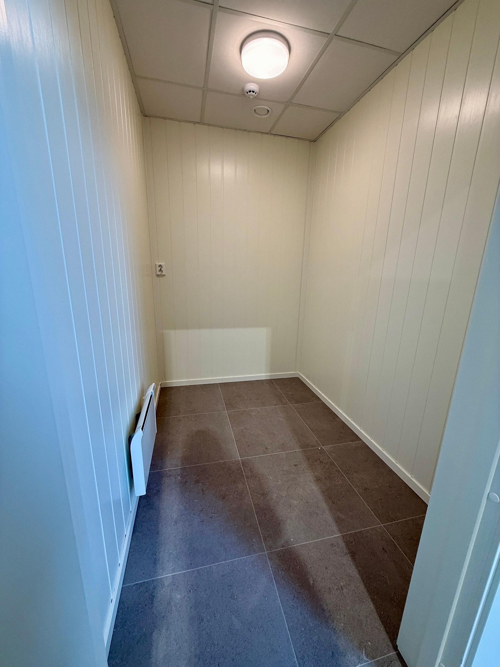Kombiseksjon - Garderobe/bod Galleribilde