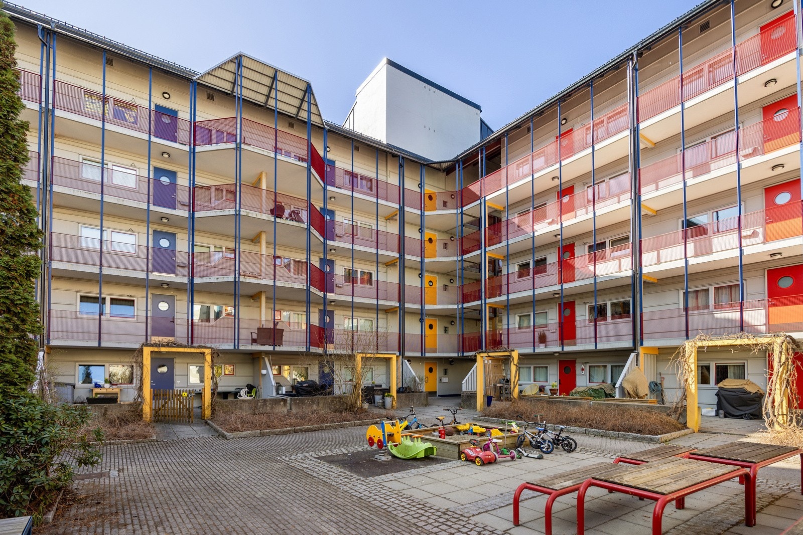 - Flott beplantet indre gårdsrom - Galleribilde