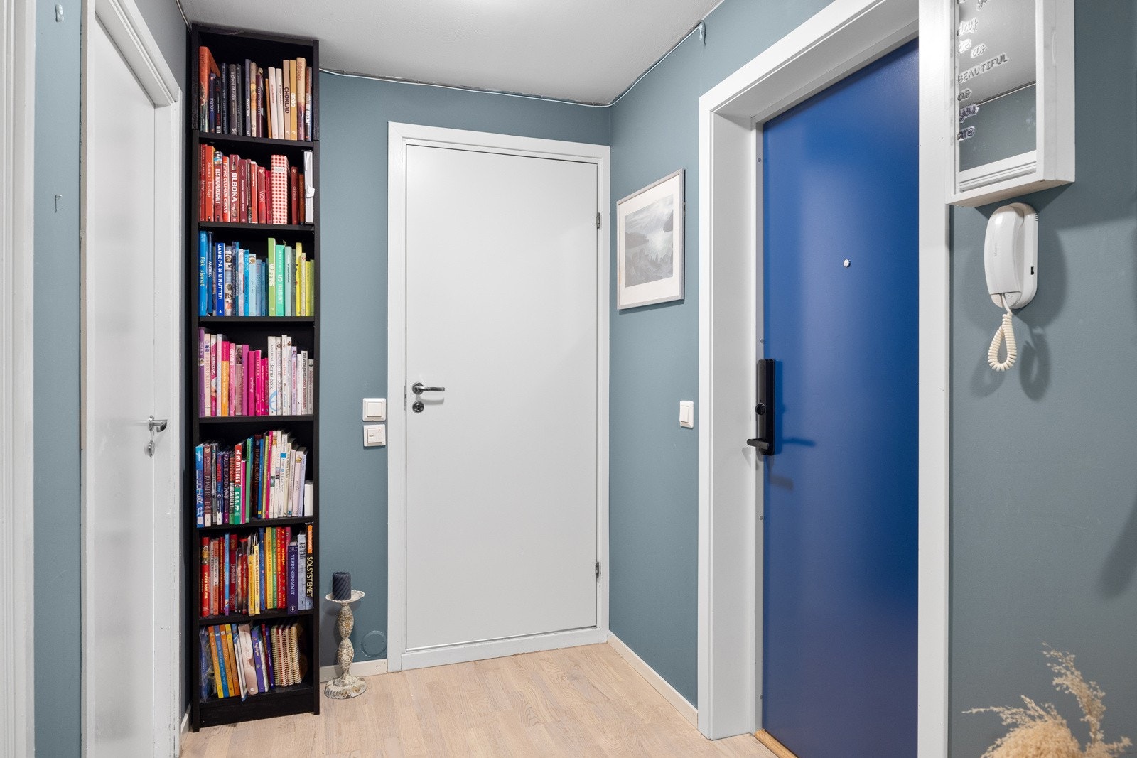 - Dørtelefon med åpner og sikringsskap med automatsikringer - Galleribilde