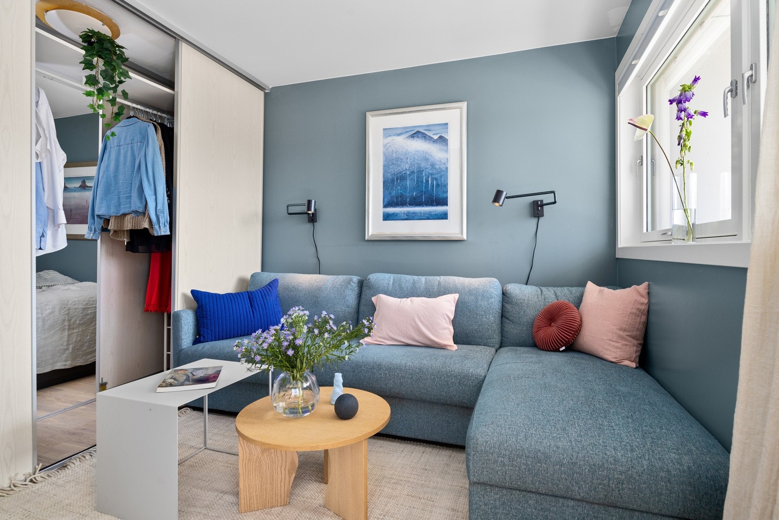 - Smart løsning der opprinnelig soverom er adskilt med stor skyvedørsgarderobe med adkomst fra begge sider - Galleribilde