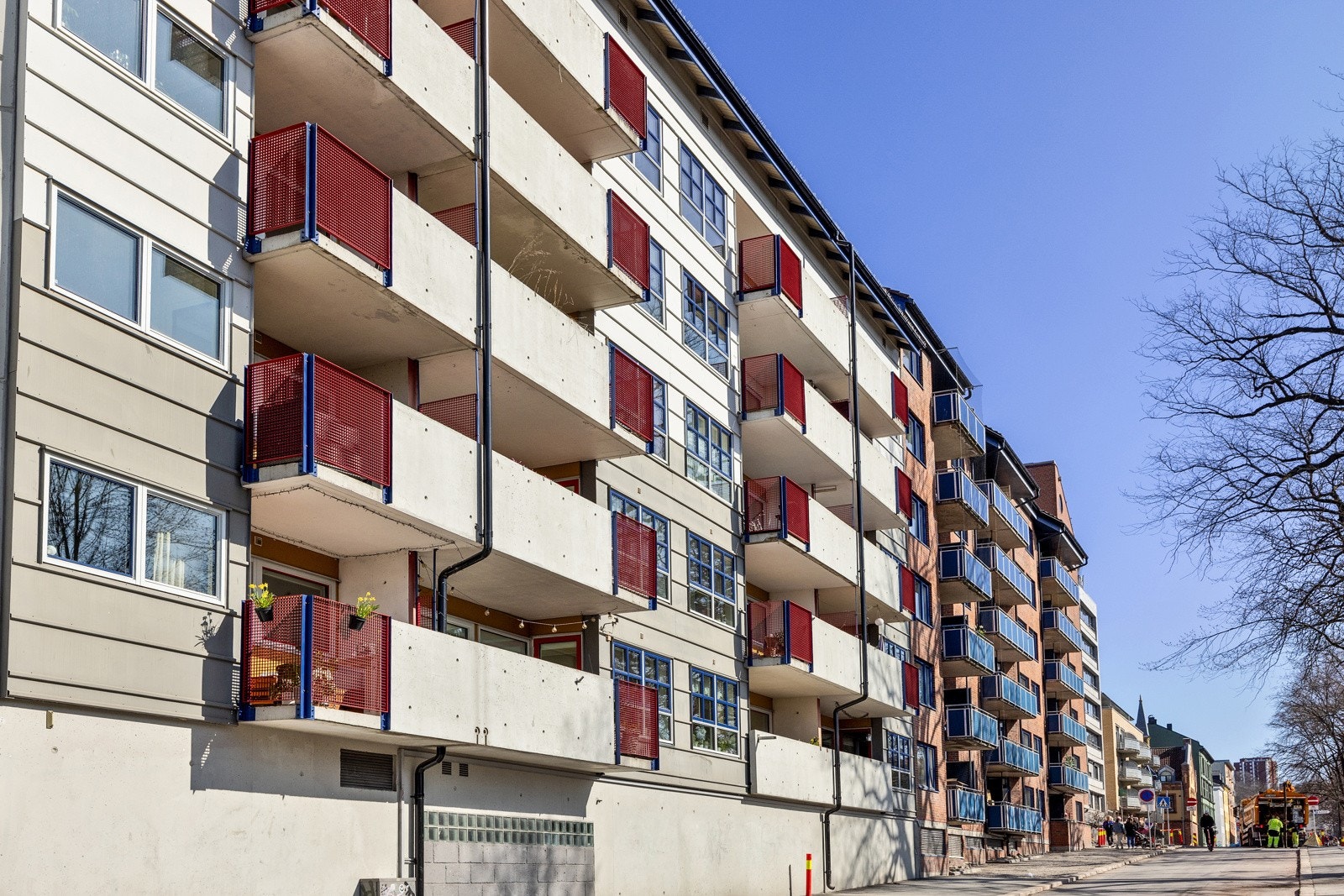 - Leiligheten ligger i 2. etasje mot gate og har solrik, sydvestvendt balkong - Galleribilde