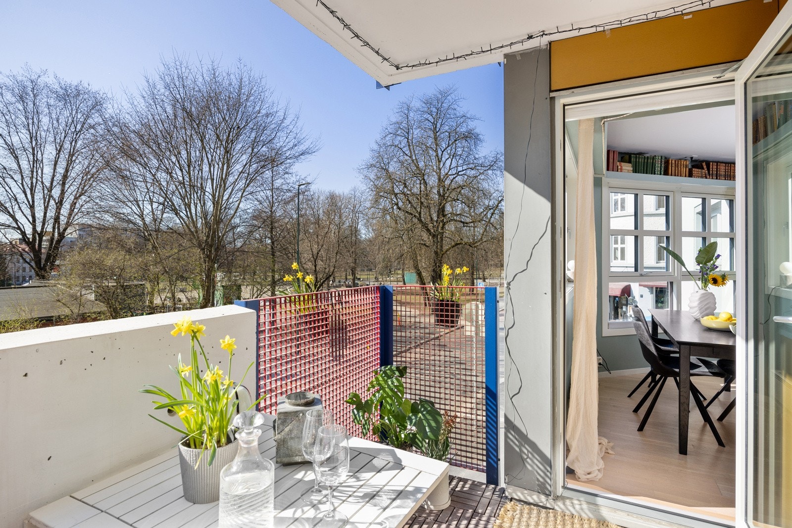 - 5 m² solrik, sydvestvendt balkong med plassbygget sittebenk - Galleribilde