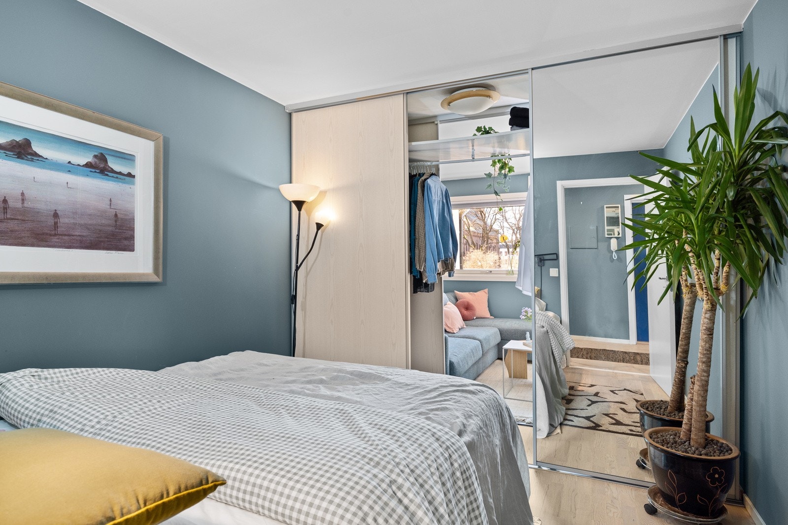 - Man kan gå gjennom den smarte garderobeløsningen - Galleribilde