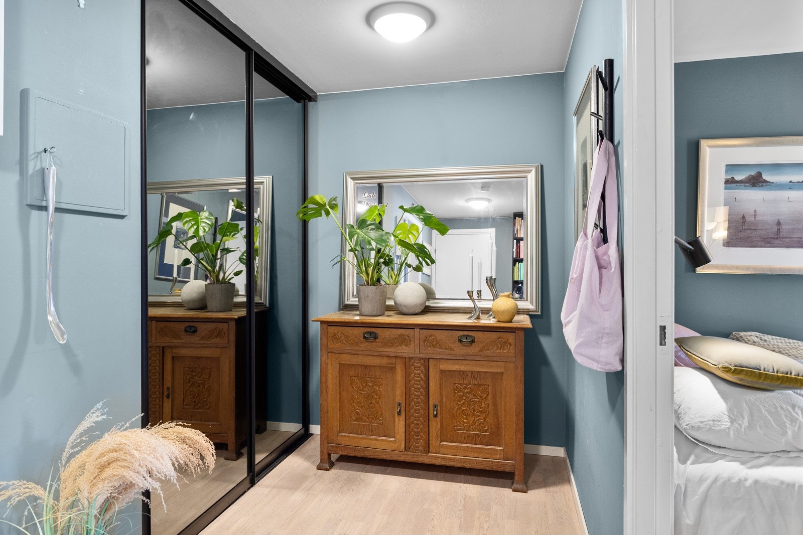 - Romslig entré med stor skyvedørsgarderobe med speilfront - Galleribilde