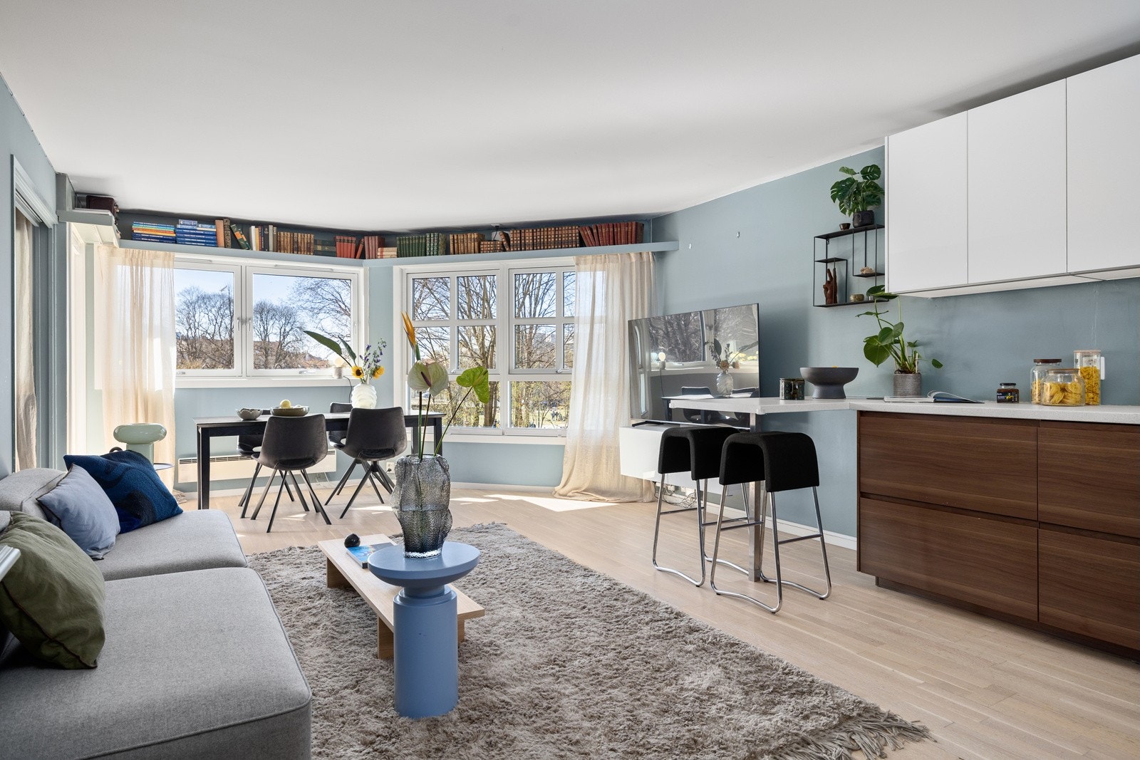 - Svært lys og tiltalende 2 (3)-roms hjørneleilighet med store vindusflater som gir gode lysforhold og flott utsikt, men små mulighet er for innsyn - Galleribilde