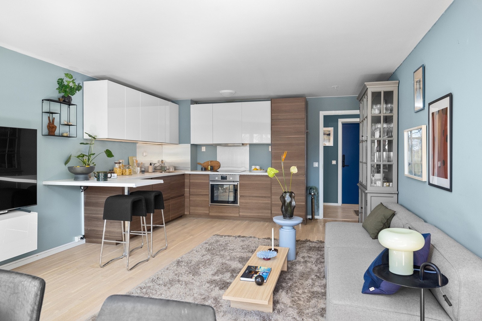 - Svært lys og luftig stue med god plass til sittegruppe, spisebord, tv-krok osv - Galleribilde