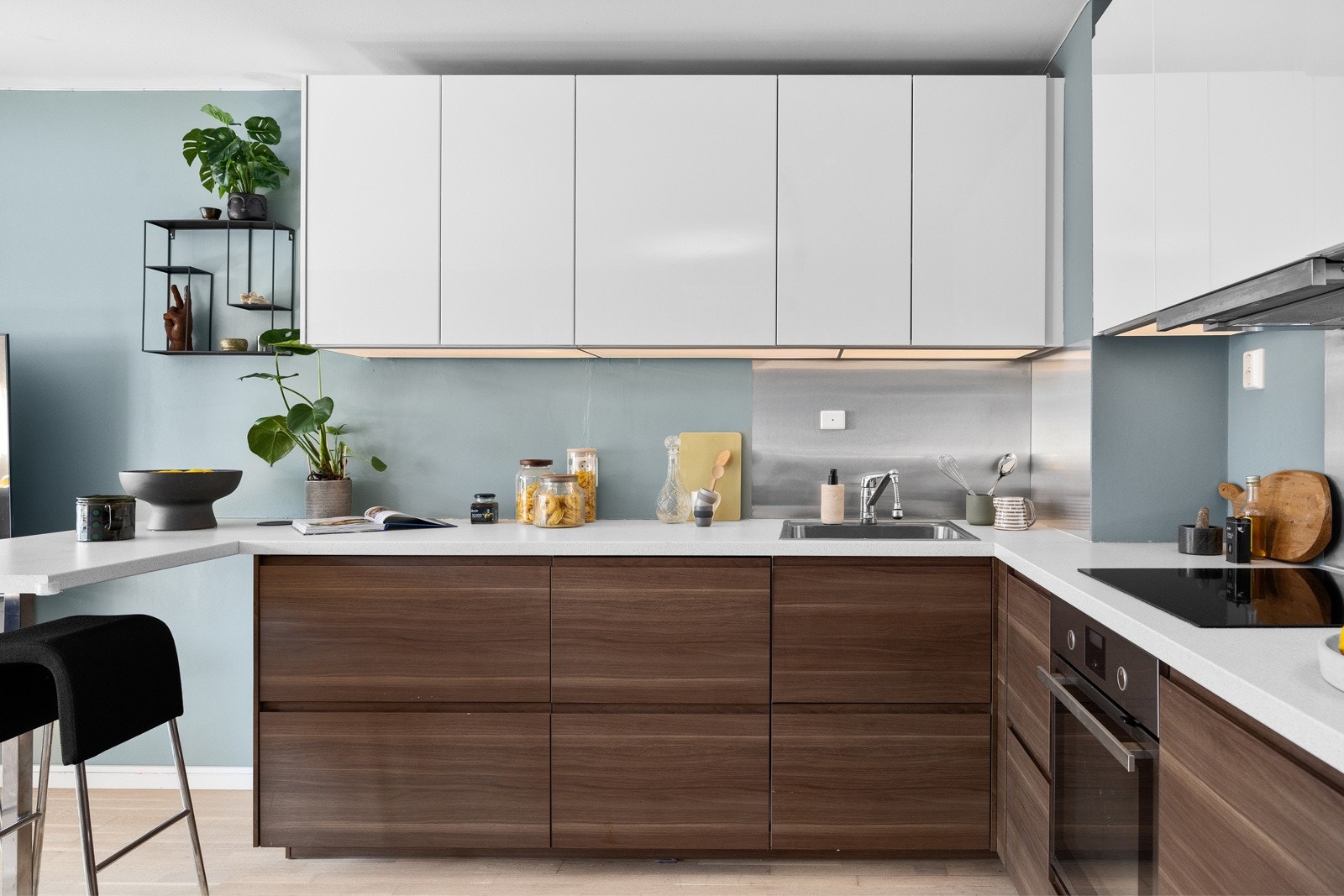 - Integrert stekeovn, induksjonstopp, oppvaskmaskin og kjøl-/ fryseskap - Galleribilde