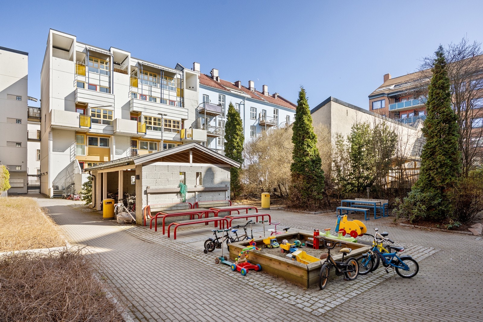 - Lekeplass og sittegrupper for beboerne - Galleribilde