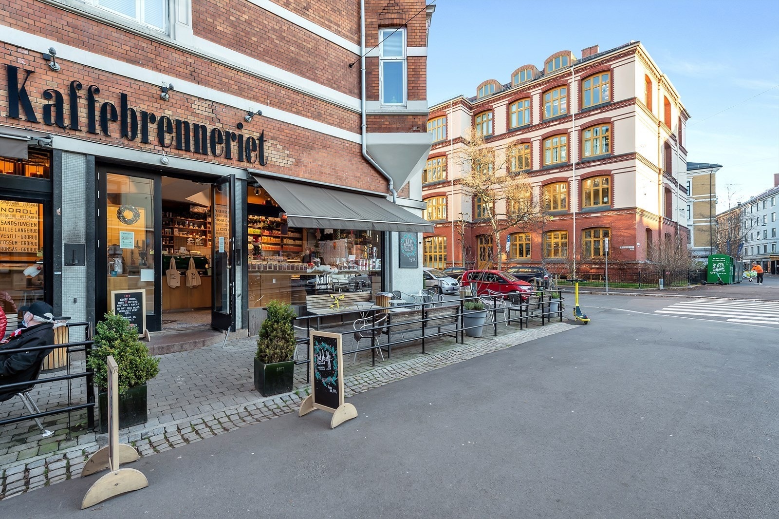 Frogner yrer av små butikker, restauranter, kaffebarer, m.m.. Galleribilde