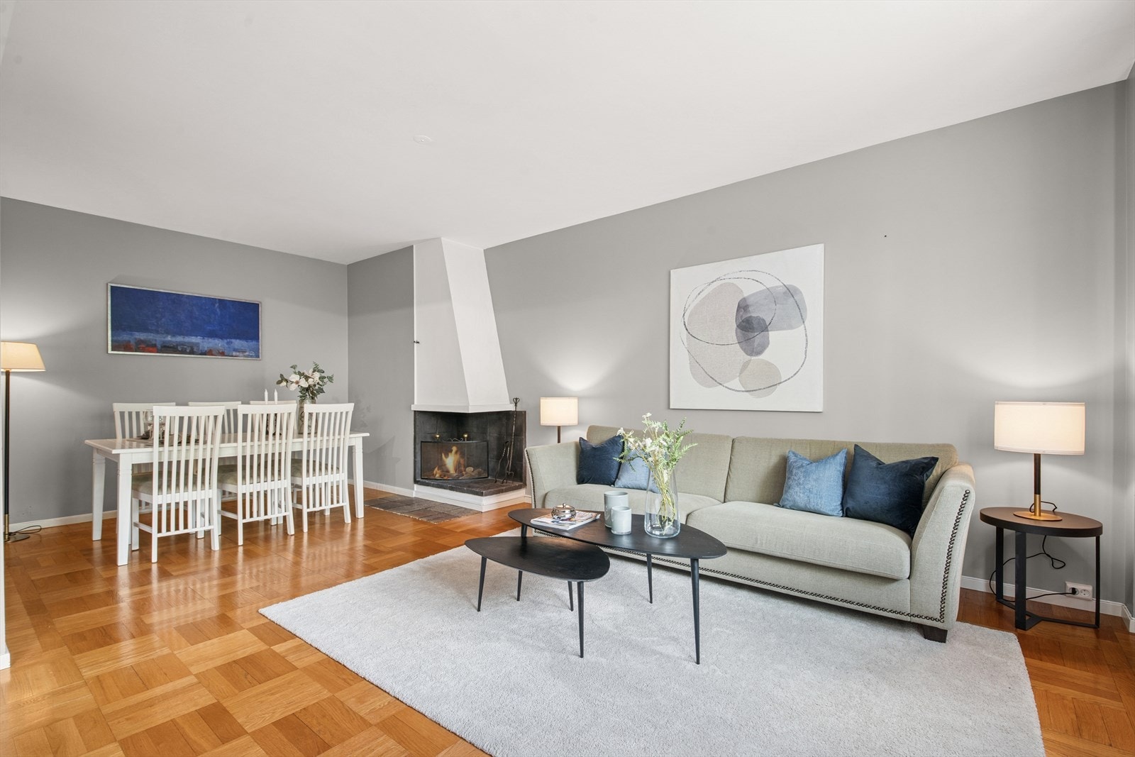 I stuen er det også plass til en trivelig spisegruppe. Galleribilde