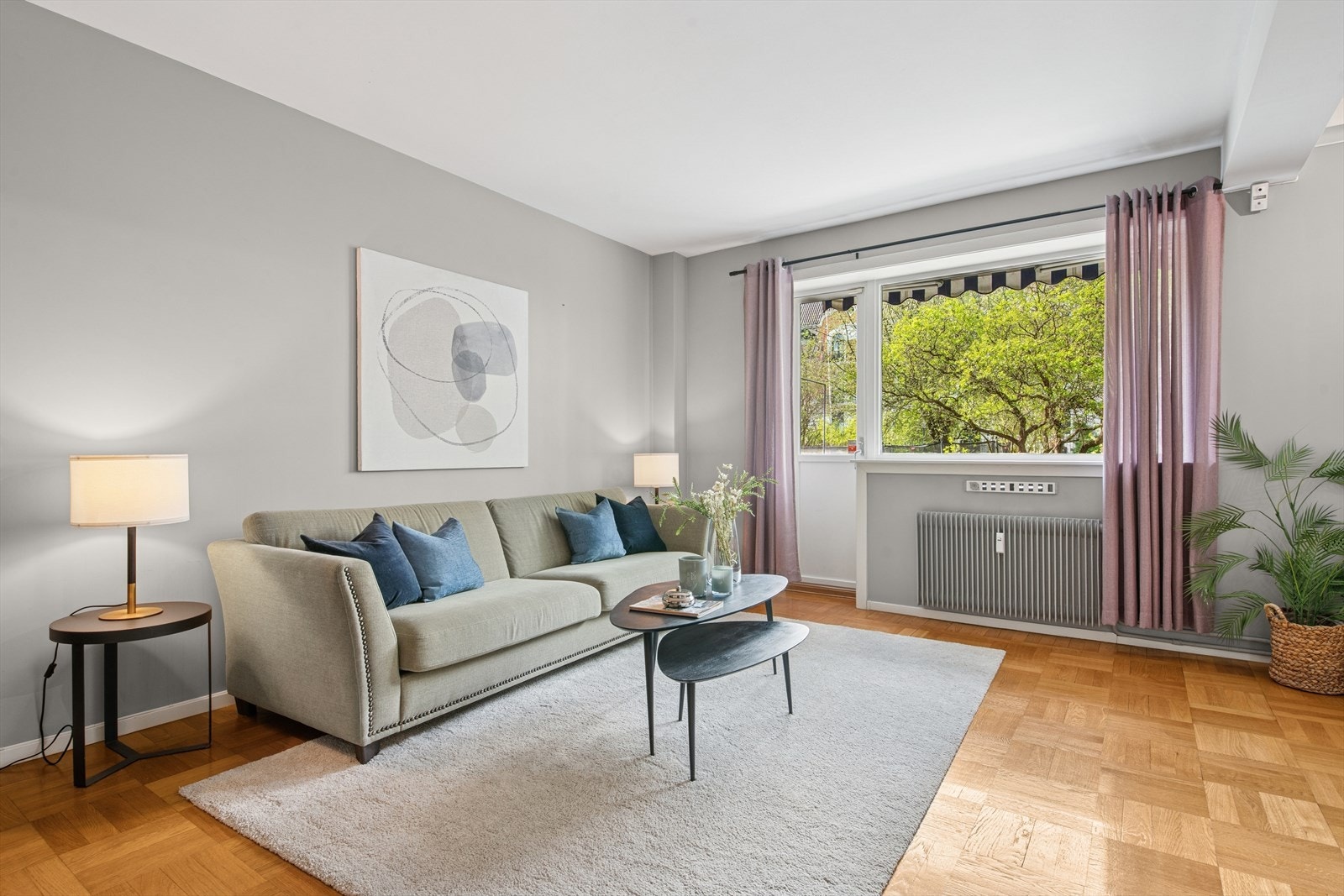 I stuen er det plass til trivelige sittegrupper med tilhørende møblement. Galleribilde