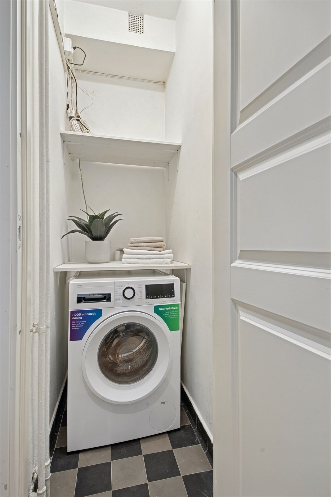 Tidligere WC er i dag benyttet som vaskerom med opplegg for vaskemaskin. Galleribilde