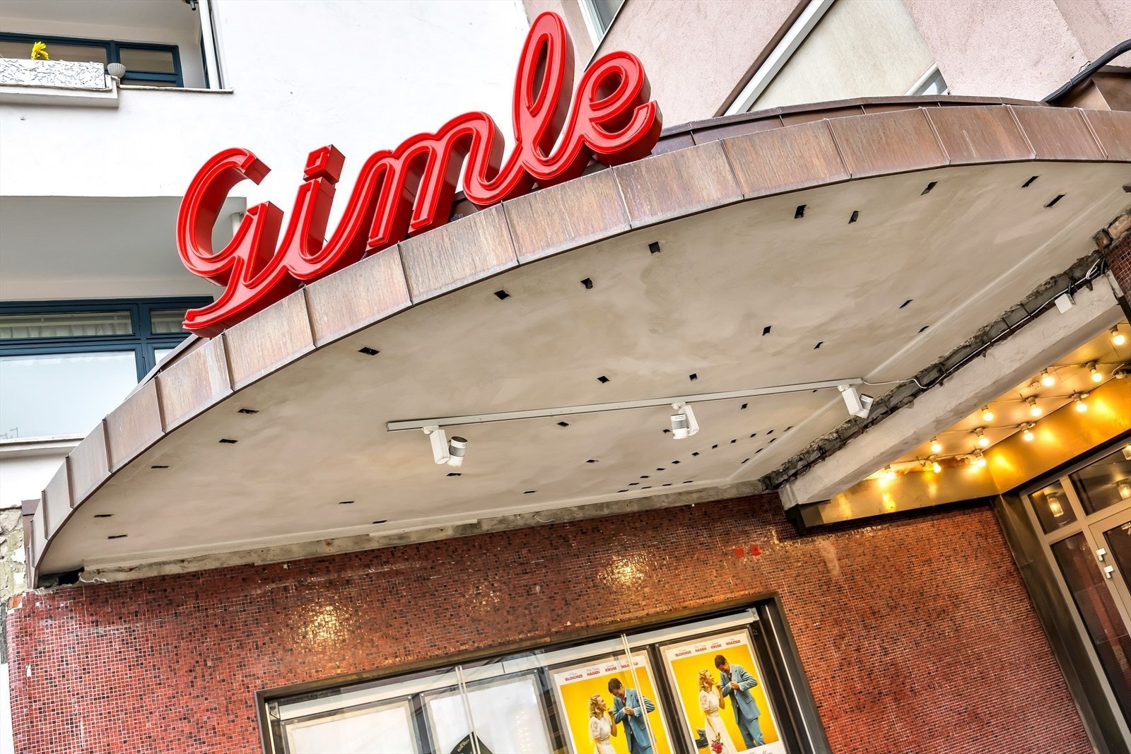Det er kort vei til Gimle kino som er en liten og tradisjonsrik kino i Bygdøy Allé 39. Kinoen er kjent for kunst- og kvalitetsfilmer helt siden den åpnet i 1939. Galleribilde