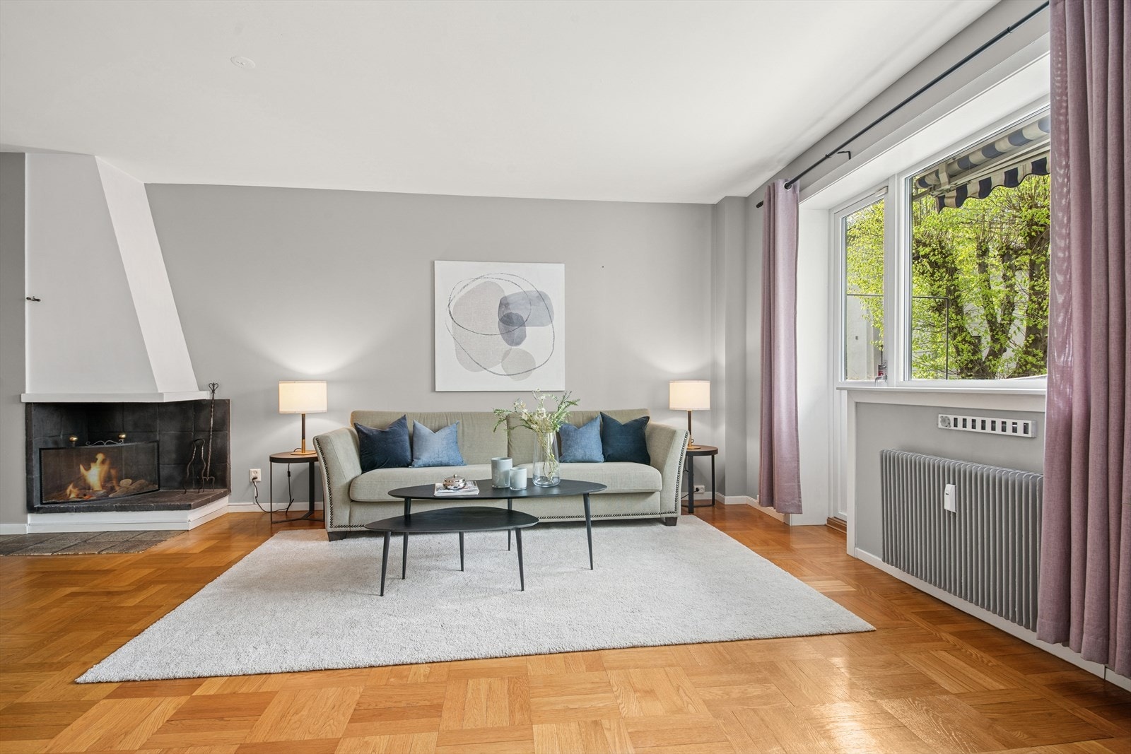I stuen er det en peis som sørger for å skape en hjemmekoselig og harmonisk følelse. Galleribilde