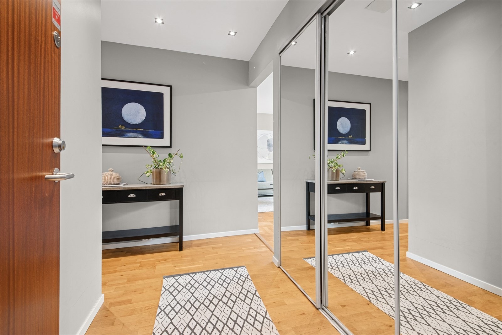 Entréen gir et godt førsteinntrykk av boligen og egner seg ypperlig til å ta imot middagsgjester. Det er gode lagringsmuligheter i en speilbelagt skyvedørsgarderobe. Galleribilde