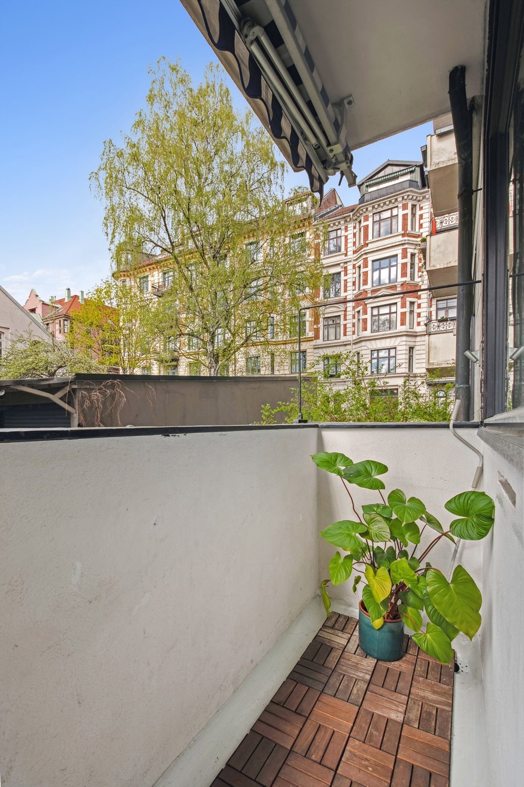 Fra stuen er det adkomst til en vestvendt balkong på ca. 2 m². Balkongen vender mot sameiets bakgård. Galleribilde