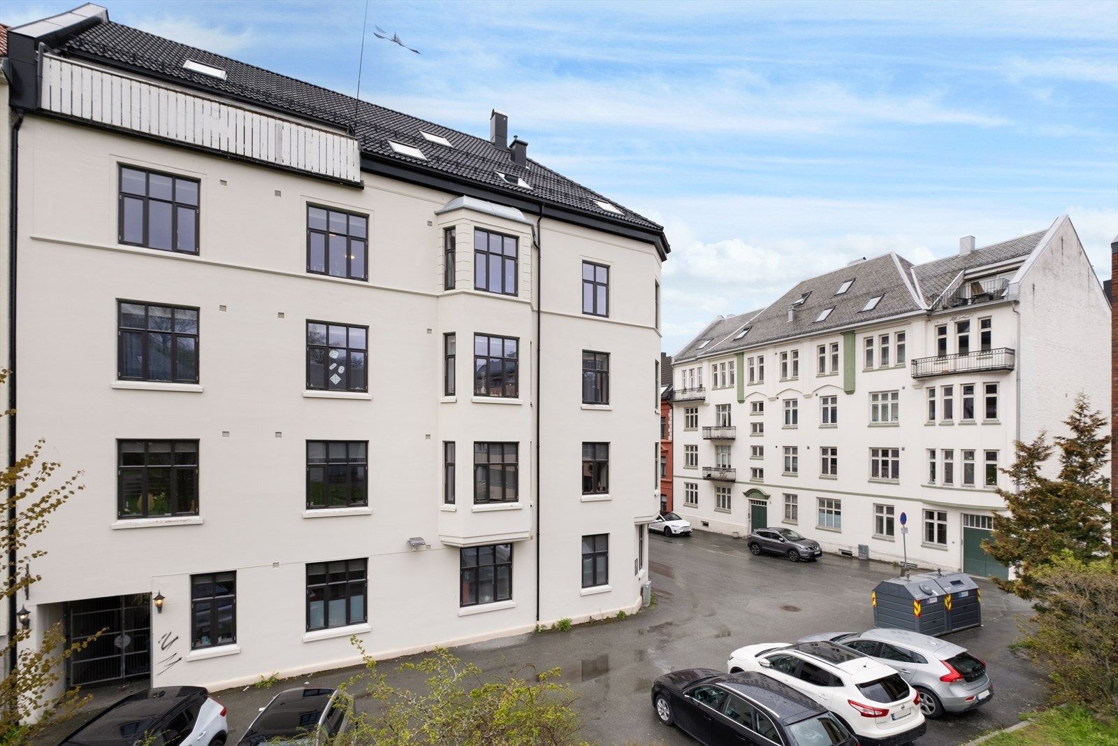 For bil er det mulig med soneparkering i området til en fast månedspris. Det er også et meget godt utvalg av kollektivtransport innen umiddelbar nærhet til leiligheten. Galleribilde