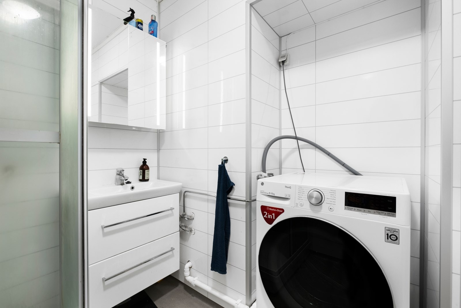 Badet er innredet med dusjkabinett, innredning med servant og opplegg for vaskemaskin (Kran og avløp). Galleribilde