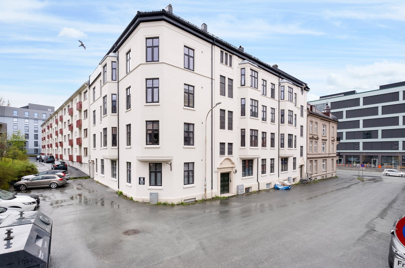 Her bor du i umiddelbar nærhet til et bredt utvalg av dagligvarebutikker samt NTNU og Samfundet. Det er også gang- og sykkelavstand til både Midtbyen og Solsiden samt flere studiesteder. Galleribilde