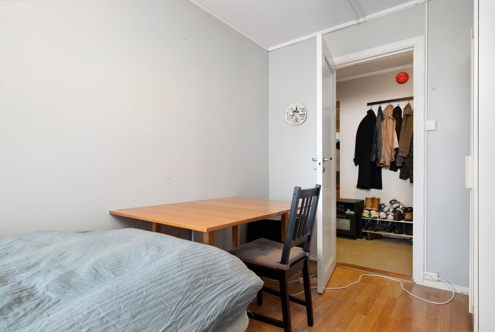 Soverommet ligger i tilknytning til entre og byr på utgang til felles balkong. Galleribilde