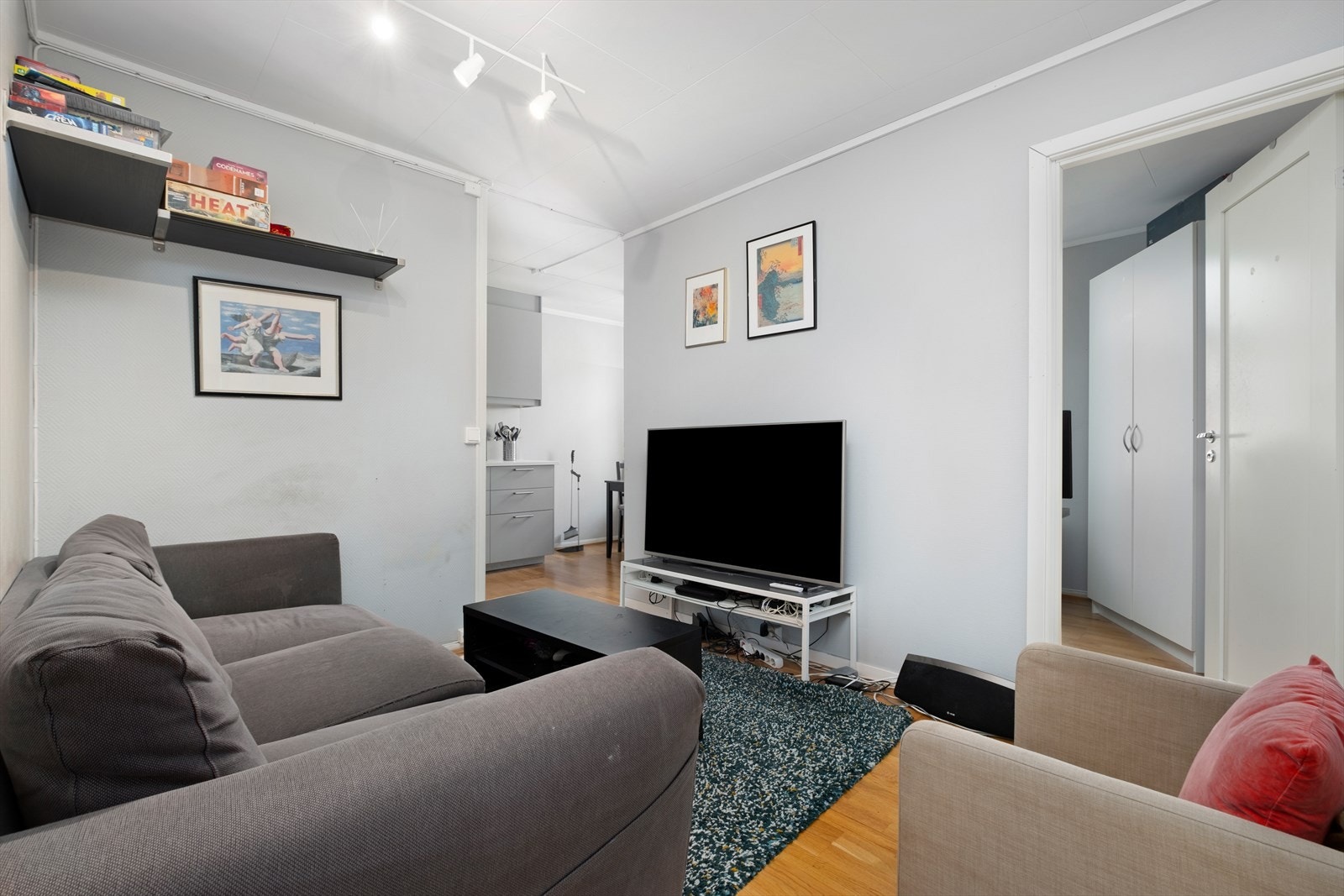 Stuen og kjøkkenet er på totalt 20,9m². Stuen ligger i tilknytning til 2 soverom, kjøkken og entre. Galleribilde