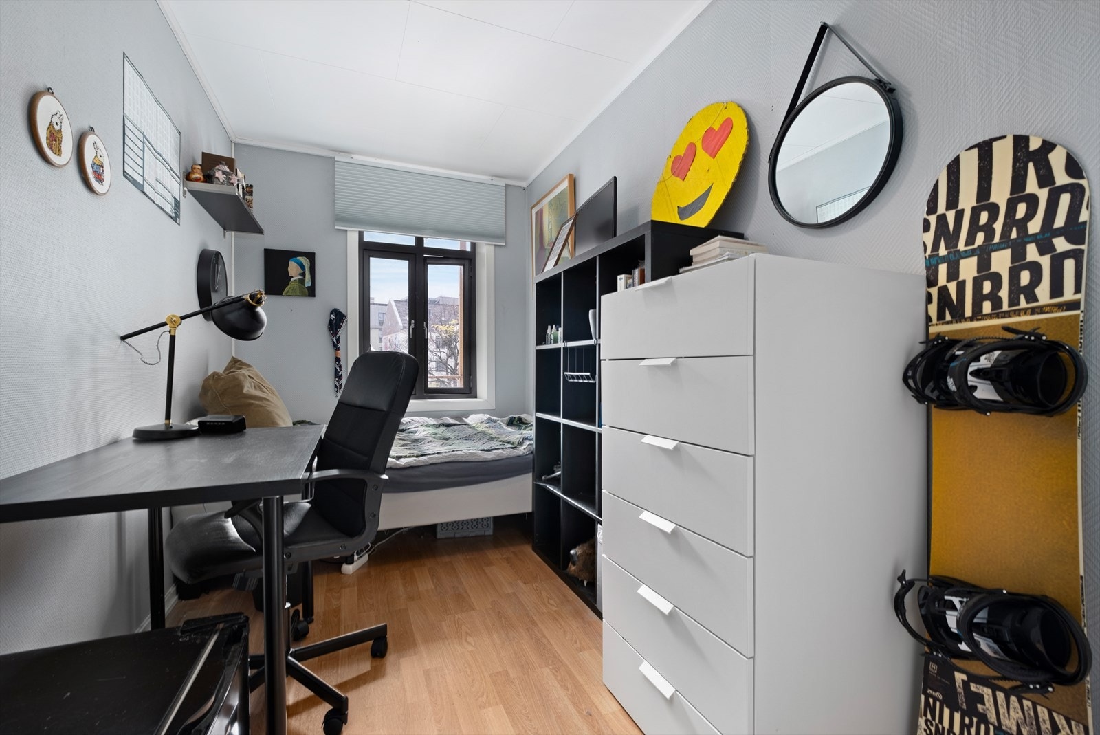 Her får du fint med plass til ønsket møblering av seng, garderobemuligheter og kontorpult. Galleribilde