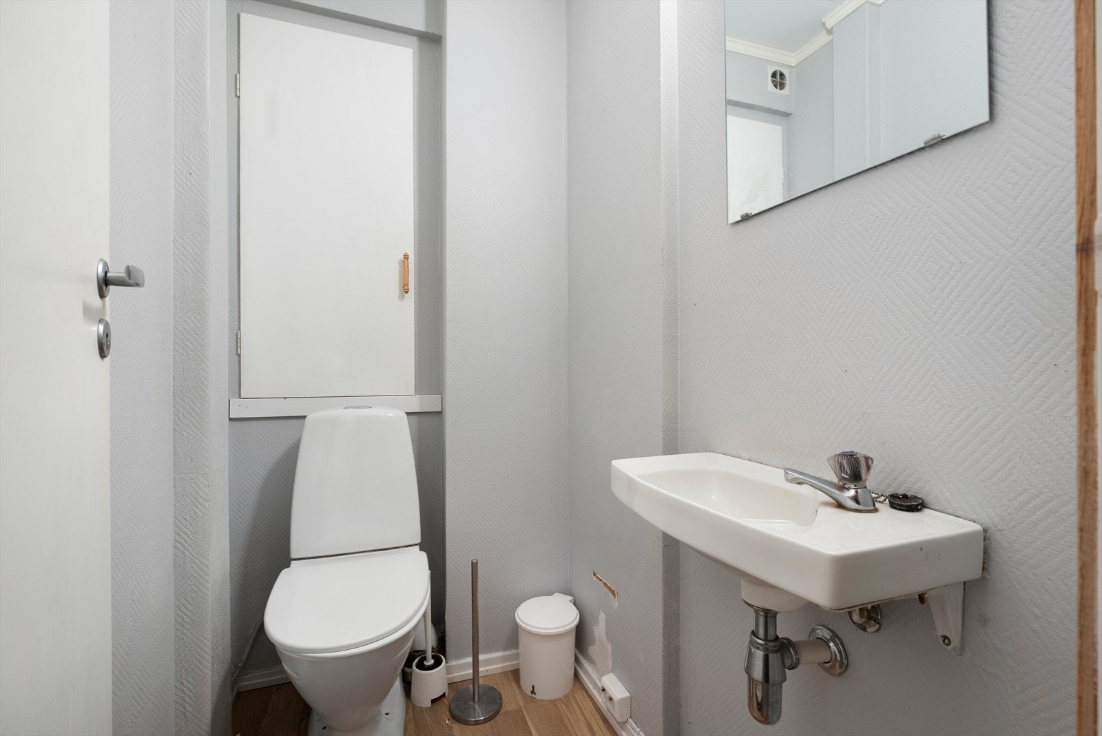Badet og toalettet er praktisk adskilt i tilknytning til entre. Toalettet er innredet med toalett og veggmontert servant. Galleribilde
