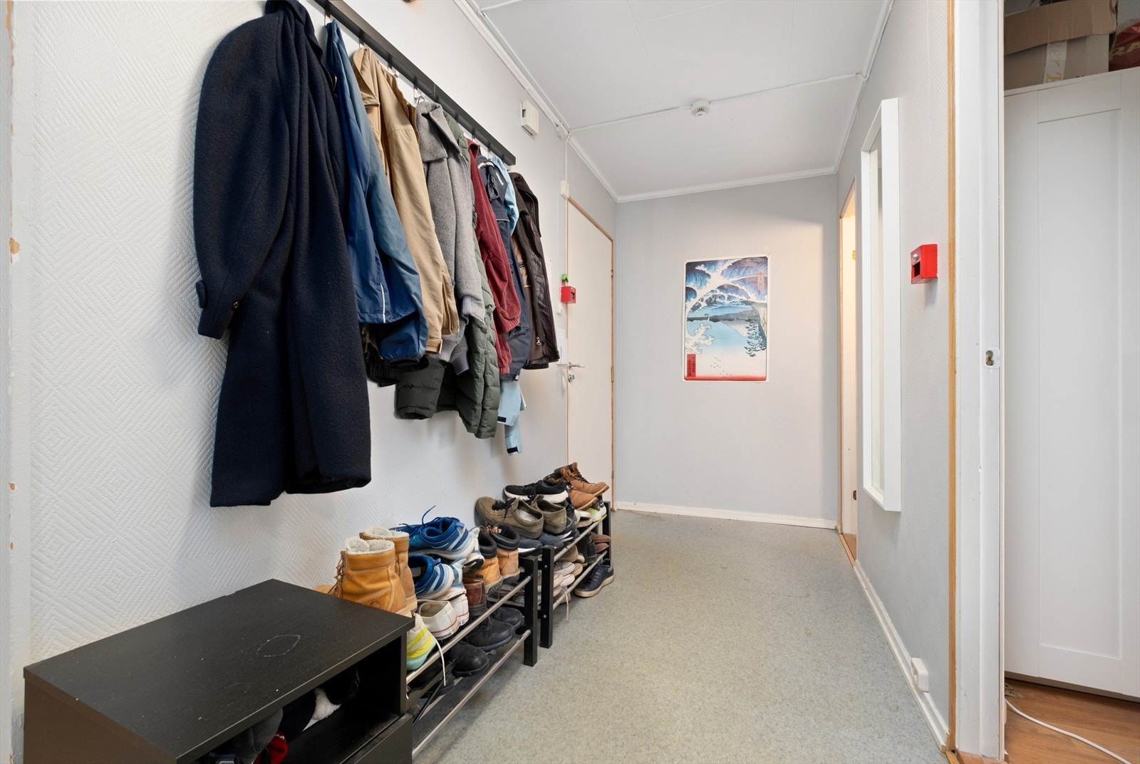 Her får du godt med oppbevaringsmuligheter for både sko og yttertøy. Galleribilde