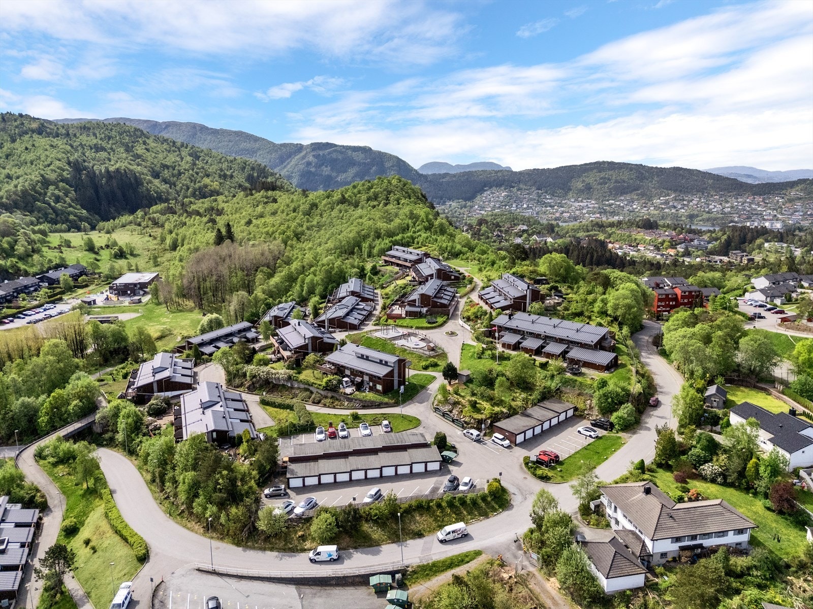 Kort vei til Kollåsen skole og Rollandslia Barnehage som ligger innenfor kort og trafikkfri gangavstand via snarvei Galleribilde