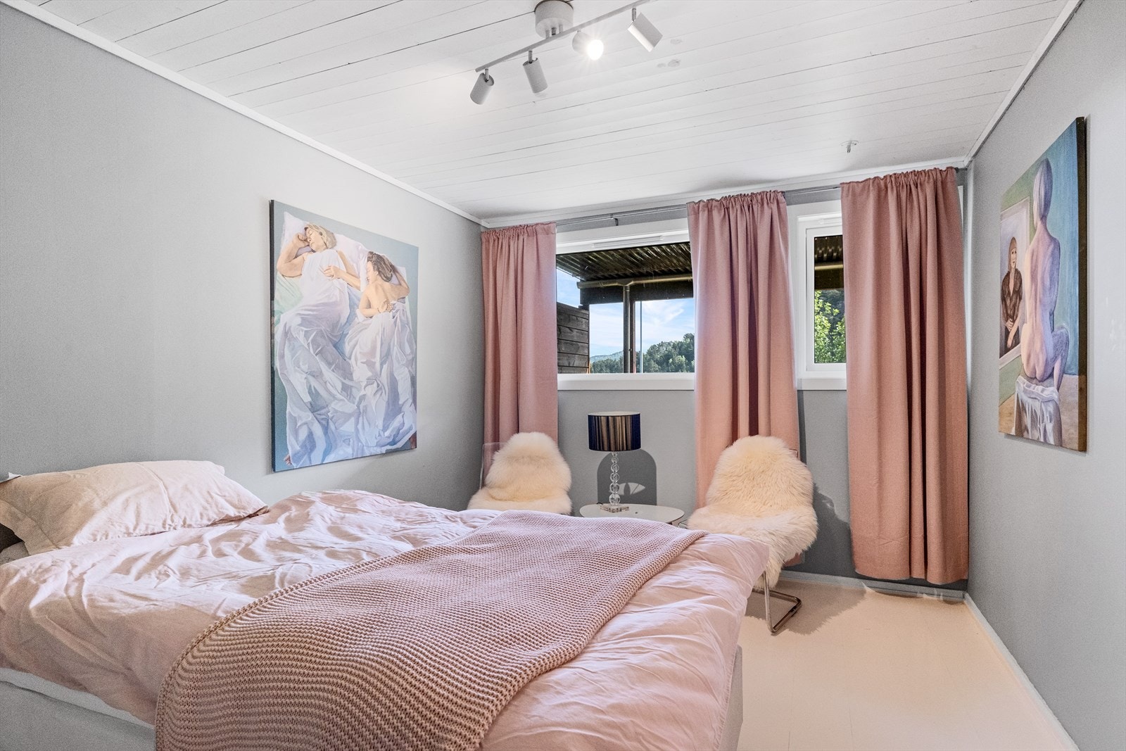 Soverom 1 - 13 m² med god plass til dobbeltseng, nattbord og .. Galleribilde