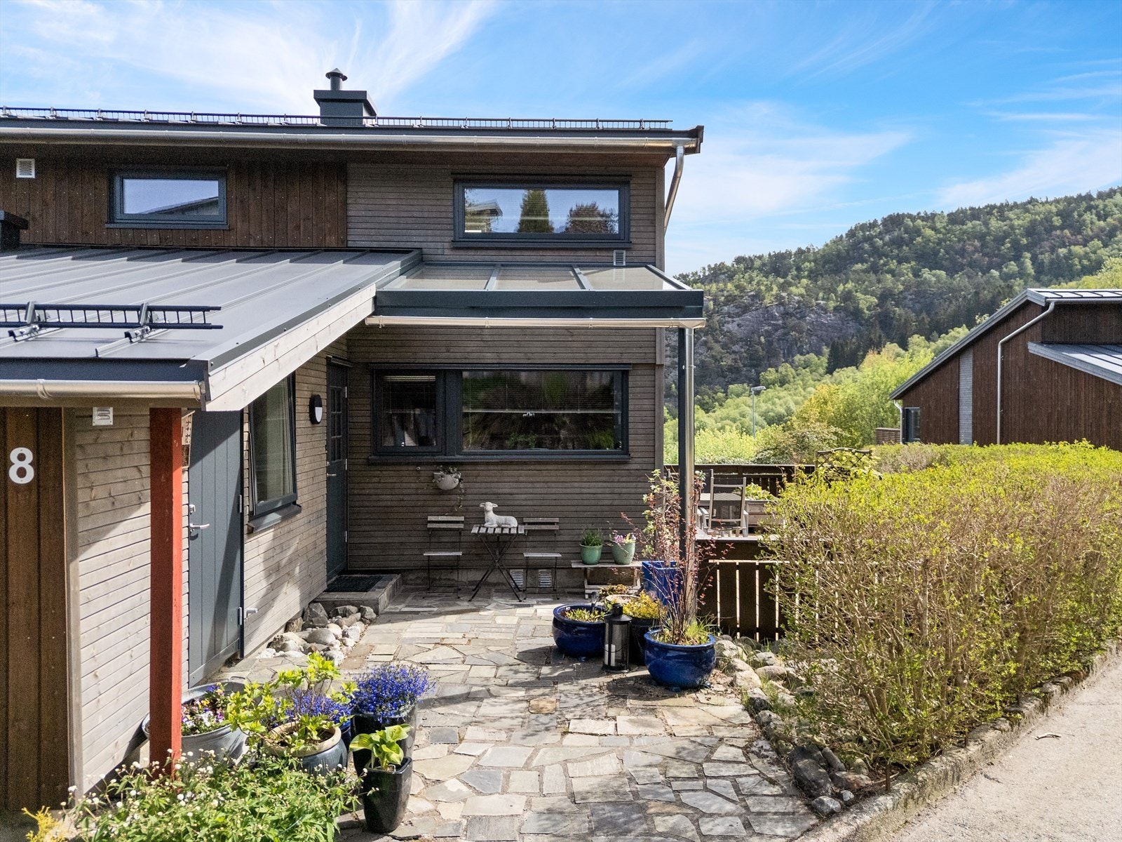 Utvendig bod ved inngangsdør. Velkommen inn! Galleribilde
