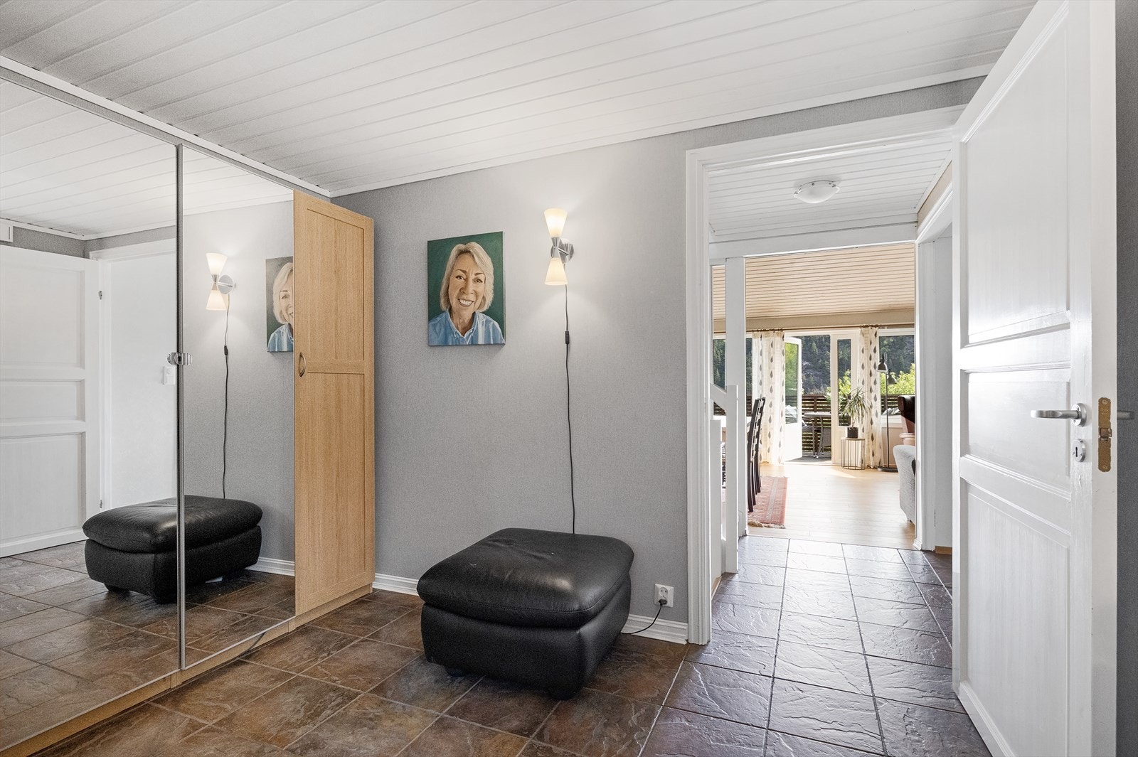 Romslig entré med god plass til garderobe Galleribilde