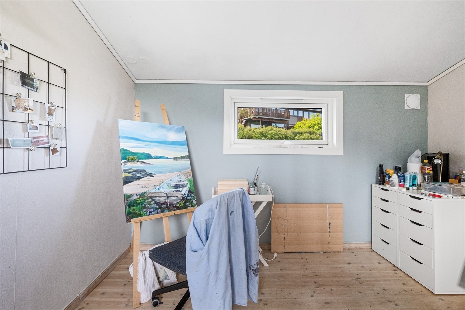Loftet er innredet med et stort "trapperom" som nåværende eier har brukt som hobbyrom. Passer bra som for eksempel hjemmekontor Galleribilde