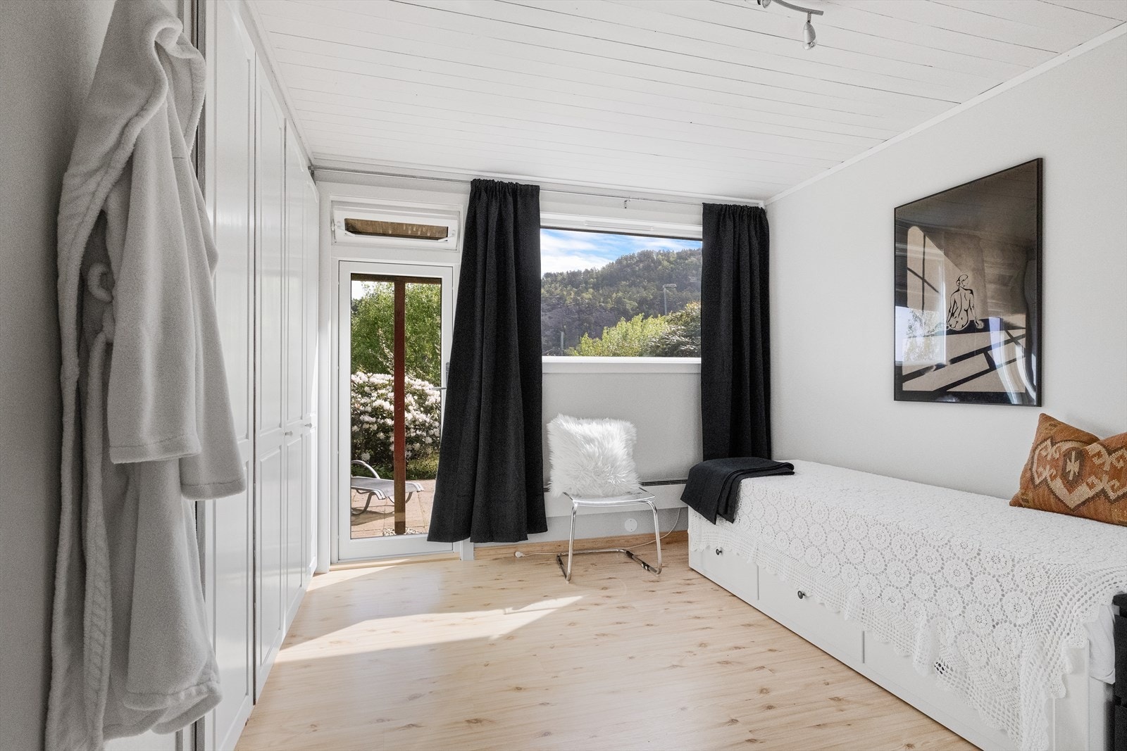 Fra dette rommet er det utgang til uteplassene på nedsiden! Galleribilde