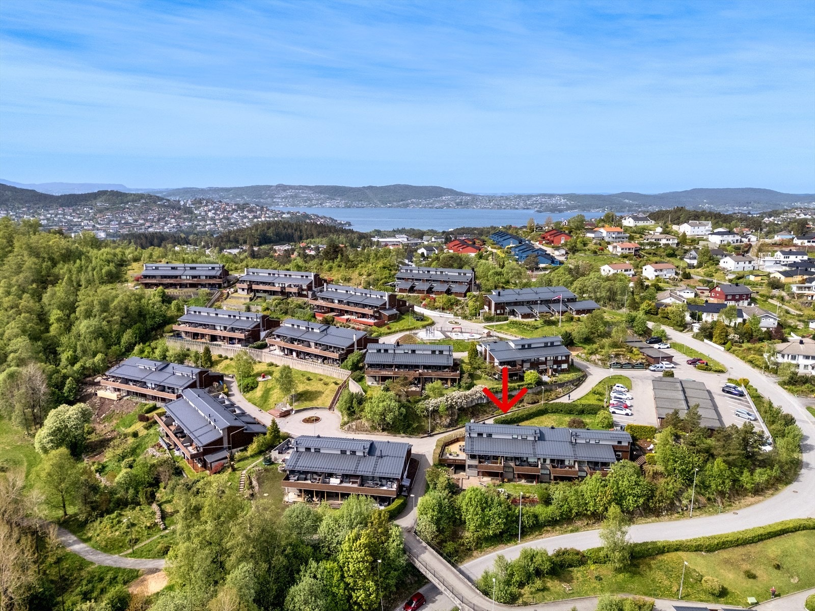 Fin beliggenhet i borettslaget like ved parkering, snarveien ned til skolen / barnehagen og med flere fine uteområder Galleribilde