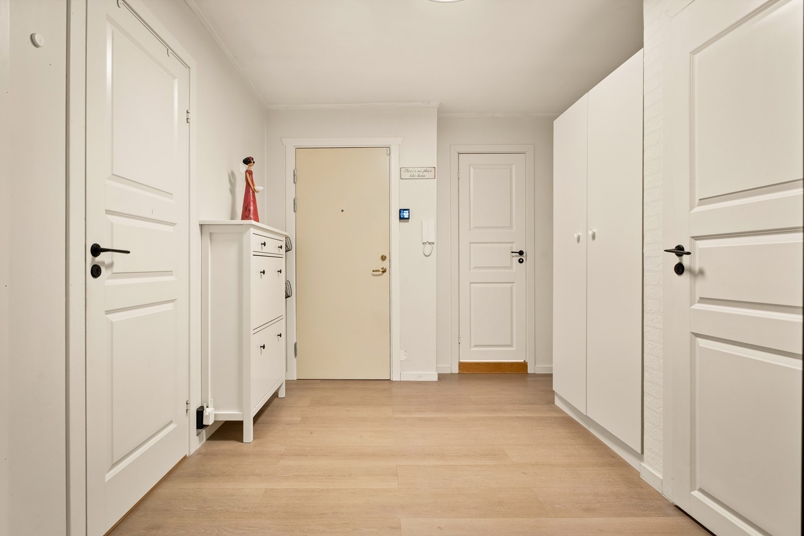 Romslig entré med plass til å sette skoene og henge yttertøyet. Galleribilde