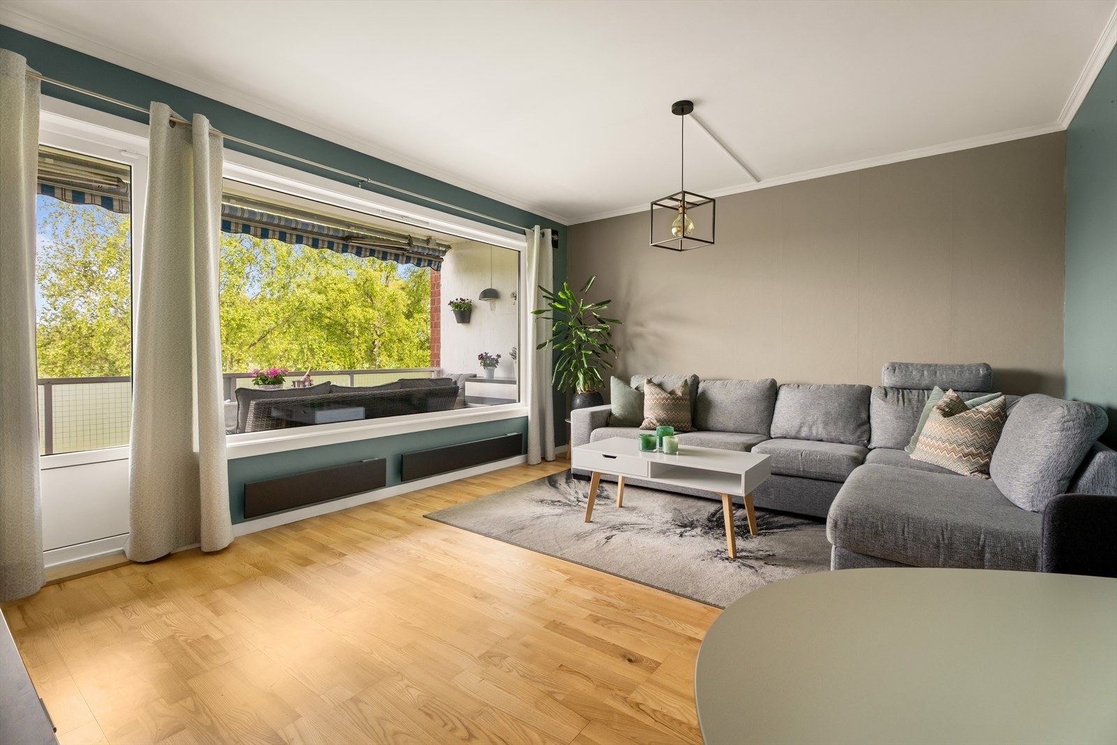 Leiligheten har et moderne uttrykk med behagelige fargetoner som gir en god atmosfære. Galleribilde