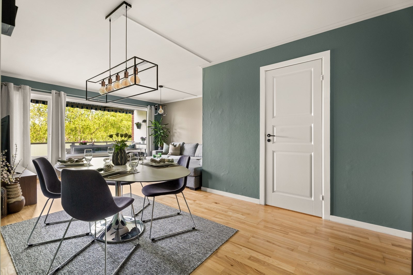 Flott 5-roms endeleilighet i høy første etasje. Galleribilde