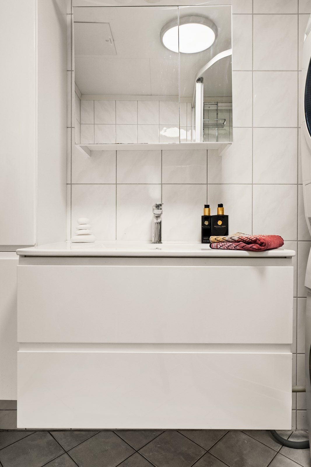 Badet er utstyrt med servant på baderomsinnredning og dusjkabinett. Galleribilde