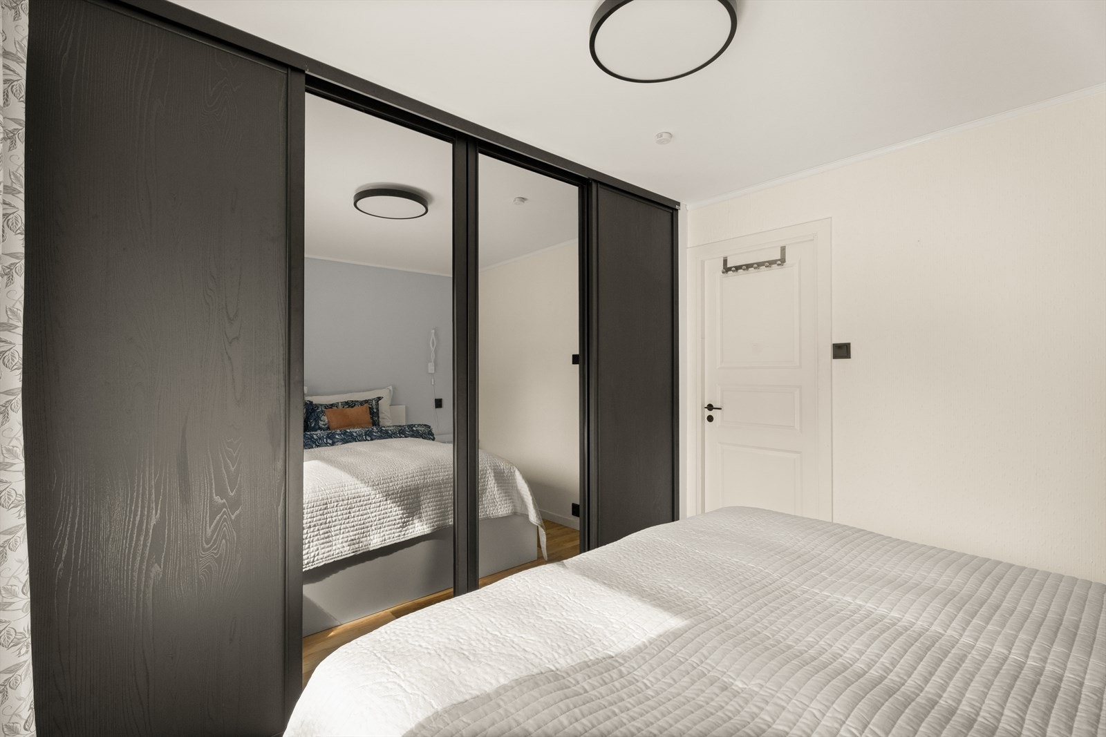 Det er montert skyvdørsgarderobe på hovedsoverommet. Galleribilde