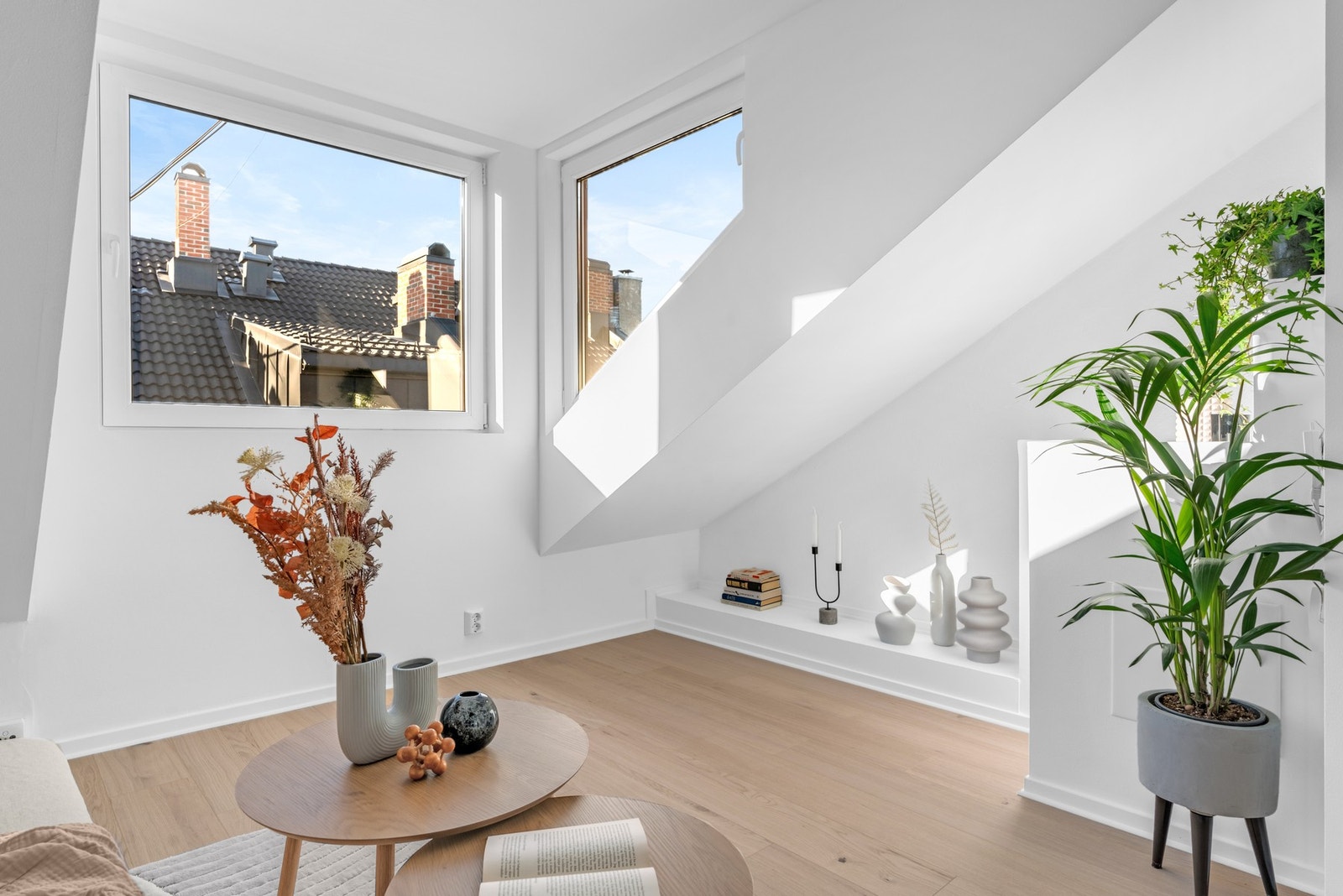 Her har en gjennomtenkt planløsning, store vindusflater som slipper inn rikelig med naturlig lys, og en luftig atmosfære. Galleribilde