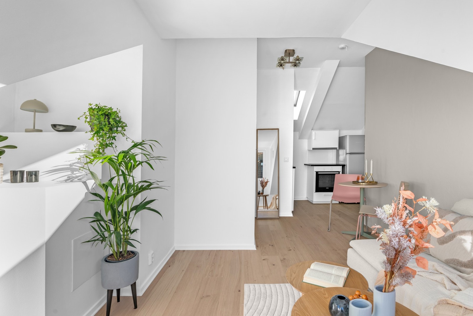 En stilren og arealeffektiv 1-roms toppleilighet med alkove beliggende i hjertet av St. Hanshaugen. Galleribilde